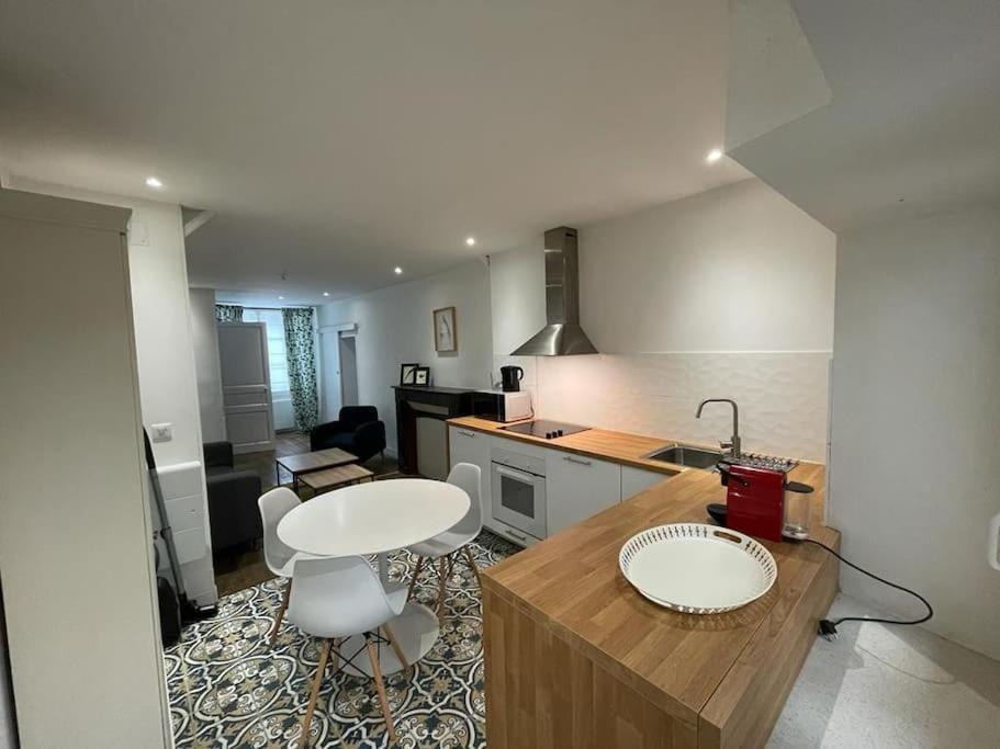 Appartement Cosy A Deux Pas De La Gare Laval  Exteriör bild