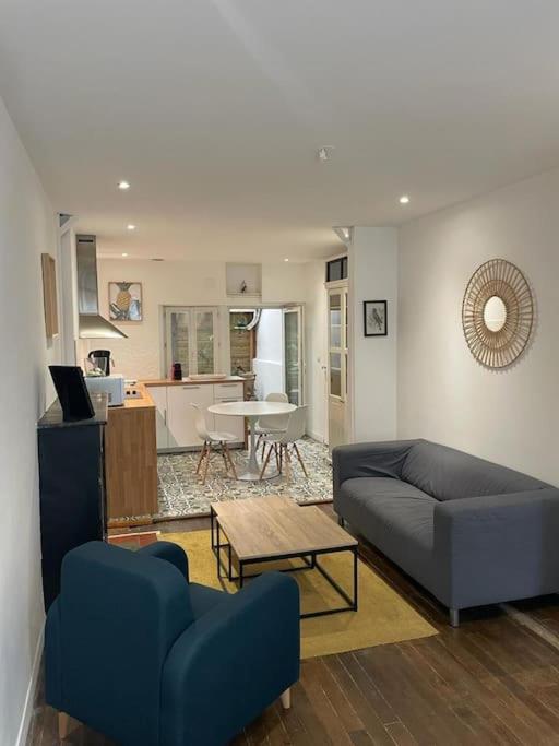 Appartement Cosy A Deux Pas De La Gare Laval  Exteriör bild