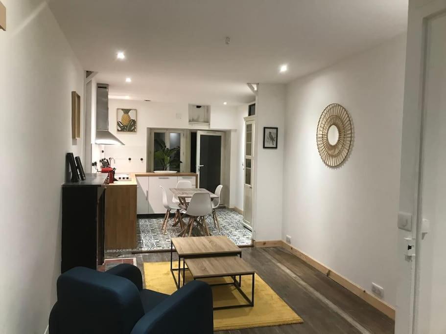 Appartement Cosy A Deux Pas De La Gare Laval  Exteriör bild