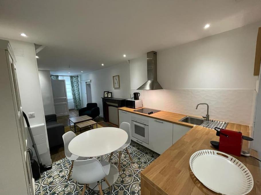 Appartement Cosy A Deux Pas De La Gare Laval  Exteriör bild